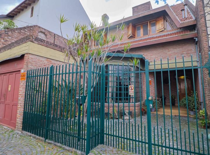 Casa · 200m² · 4 Ambientes · 2 Cocheras