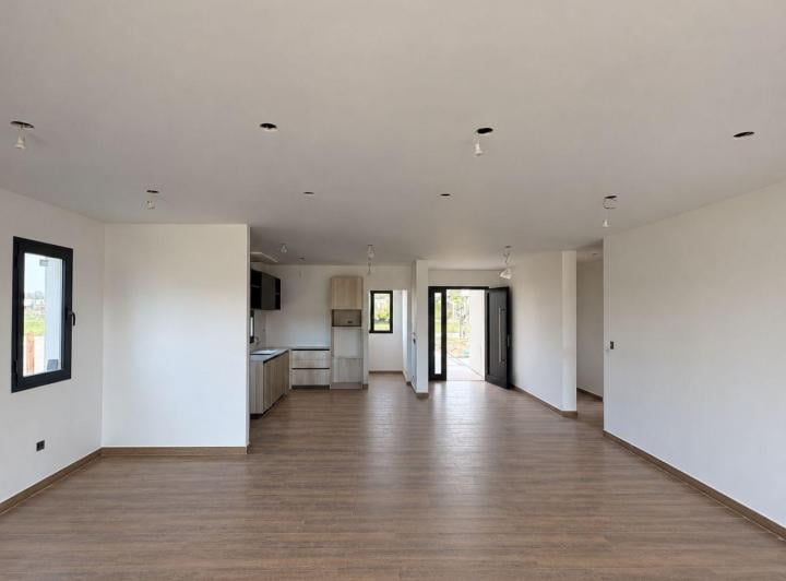 Casa · 130m² · 4 Ambientes · 4 Cocheras