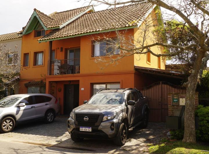 Casa · 245m² · 5 Ambientes · 4 Cocheras