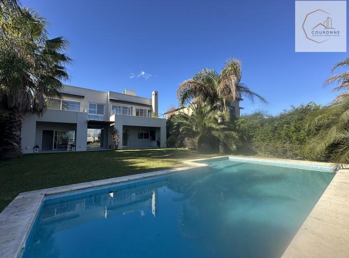 Casa · 250m² · 6 Ambientes · 6 Cocheras