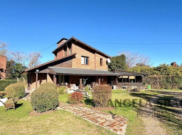Casa · 260m² · 3 Ambientes · 2 Cocheras