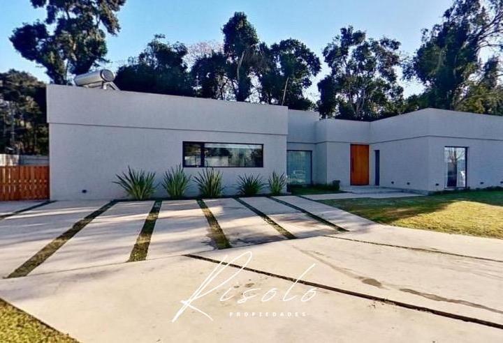 Casa · 180m² · 6 Ambientes · 4 Cocheras