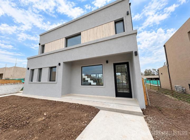 Casa · 155m² · 5 Ambientes · 3 Cocheras