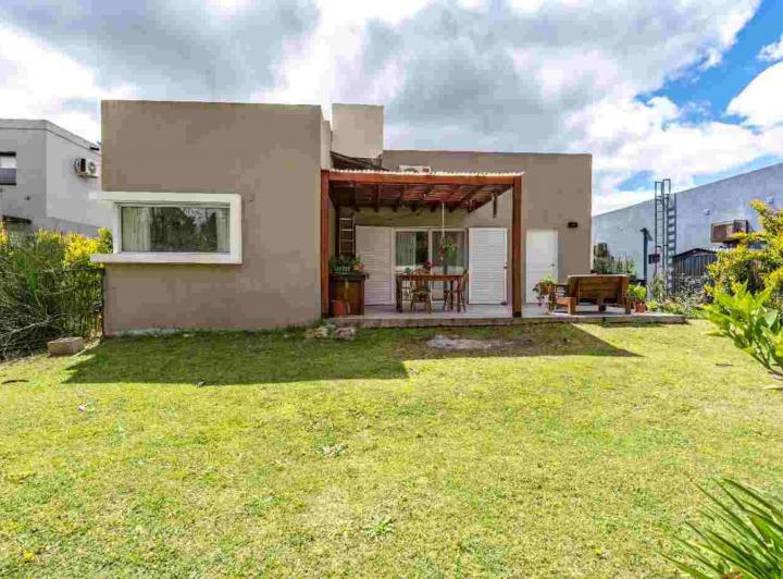 Casa · 106m² · 4 Ambientes · 2 Cocheras