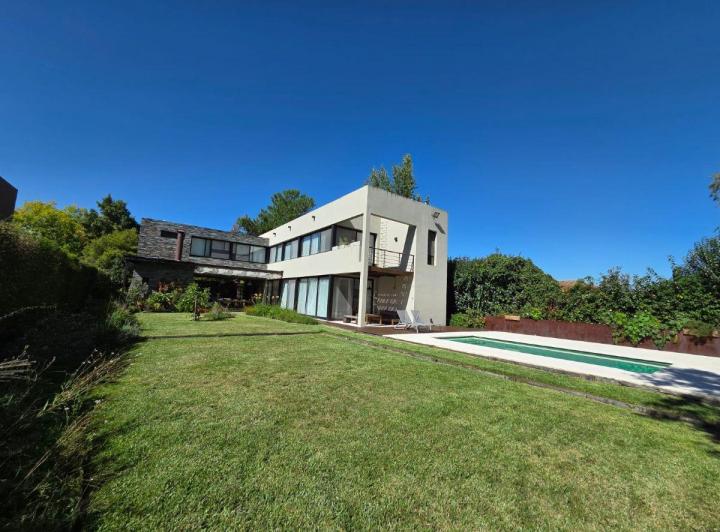 Casa · 264m² · 6 Ambientes · 2 Cocheras