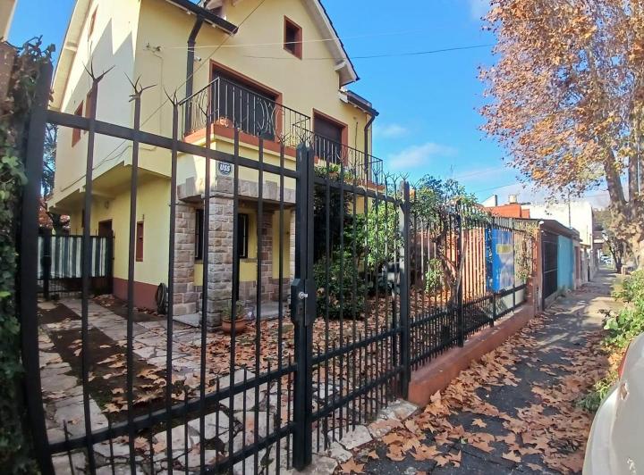 Casa · 270m² · 4 Ambientes · 5 Cocheras