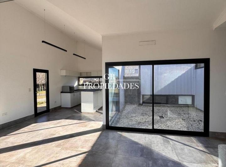 Casa · 140m² · 4 Ambientes · 2 Cocheras