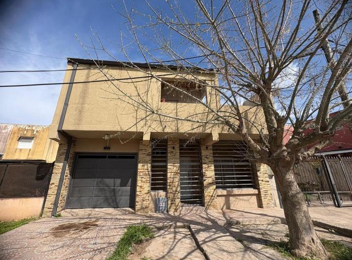 Casa · 215m² · 4 Ambientes · 2 Cocheras