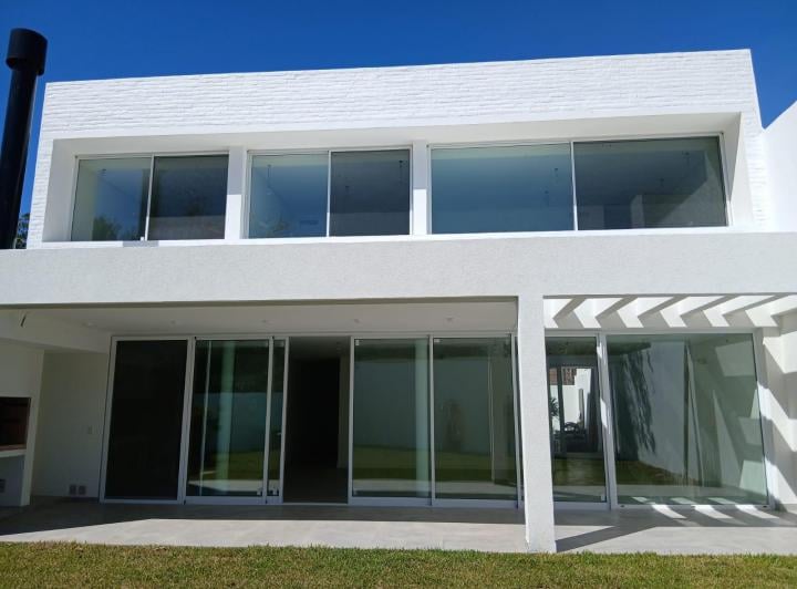 Casa · 238m² · 5 Ambientes · 2 Cocheras