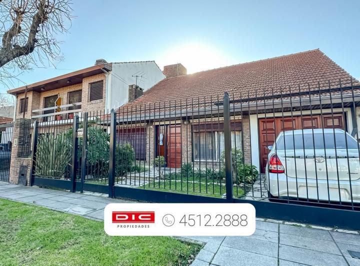 Casa · 207m² · 4 Ambientes · 2 Cocheras