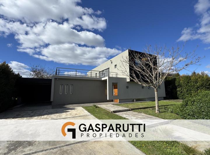 Casa · 180m² · 4 Ambientes · 4 Cocheras