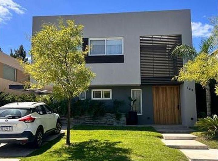 Casa · 258m² · 6 Ambientes · 2 Cocheras