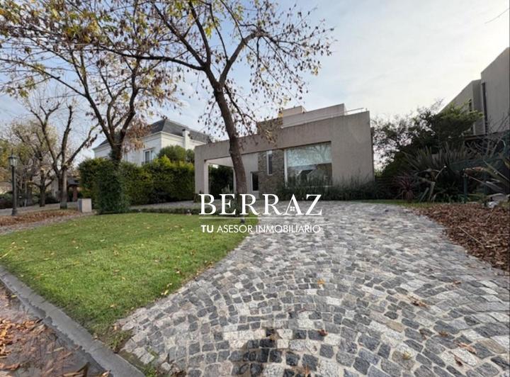 Casa · 217m² · 7 Ambientes · 1 Cochera
