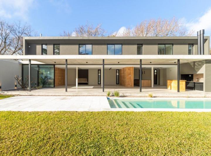 Casa · 270m² · 4 Ambientes · 2 Cocheras