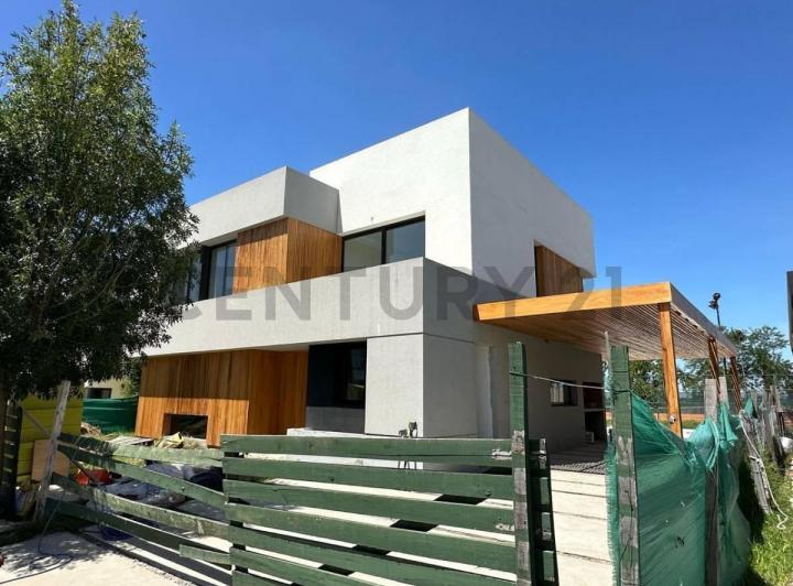 Casa · 235m² · 4 Ambientes · 4 Cocheras