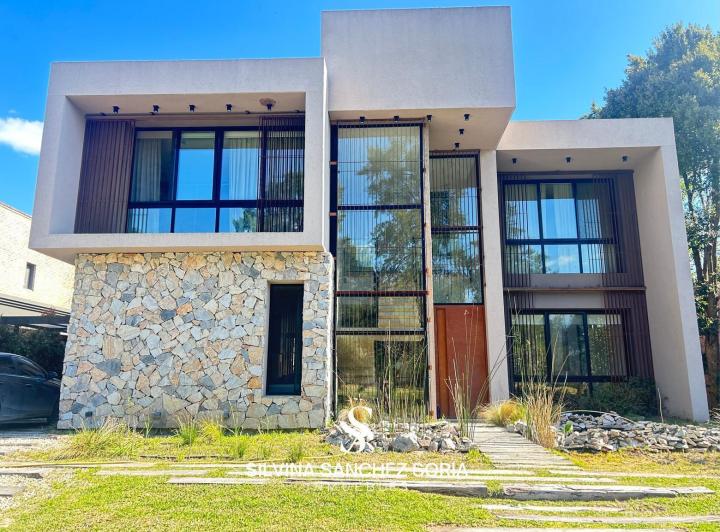 Casa · 323m² · 5 Ambientes