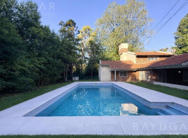 Casa · 200m² · 5 Ambientes · 3 Cocheras