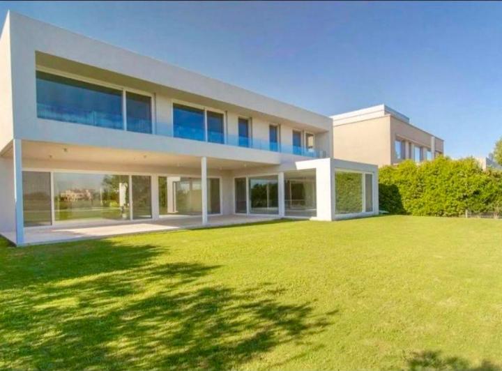 Casa · 650m² · 10 Ambientes · 2 Cocheras