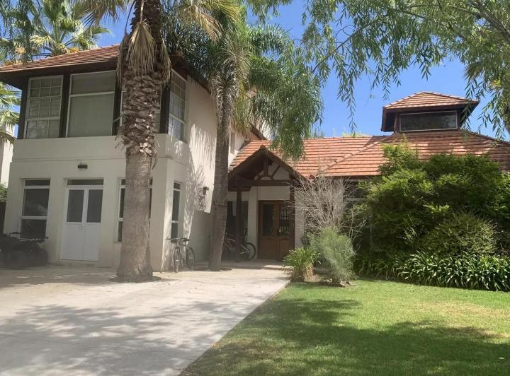 Casa · 370m² · 5 Ambientes · 4 Cocheras