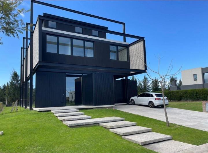 Casa · 300m² · 5 Ambientes · 1 Cochera