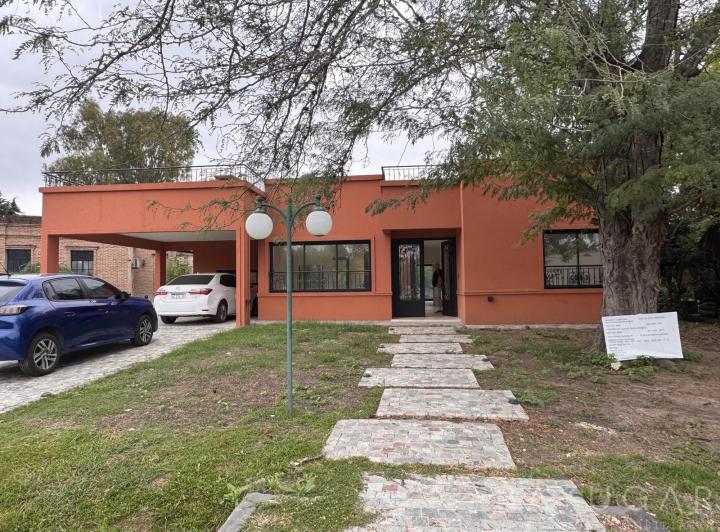 Casa · 175m² · 6 Ambientes · 4 Cocheras