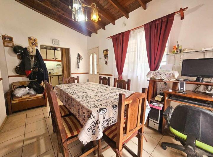 Casa · 212m² · 7 Ambientes · 1 Cochera