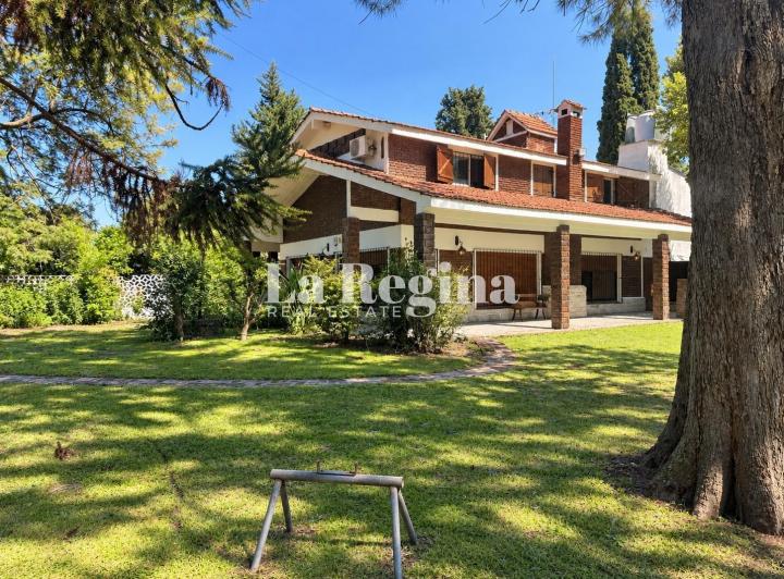 Casa · 284m² · 7 Ambientes · 4 Cocheras