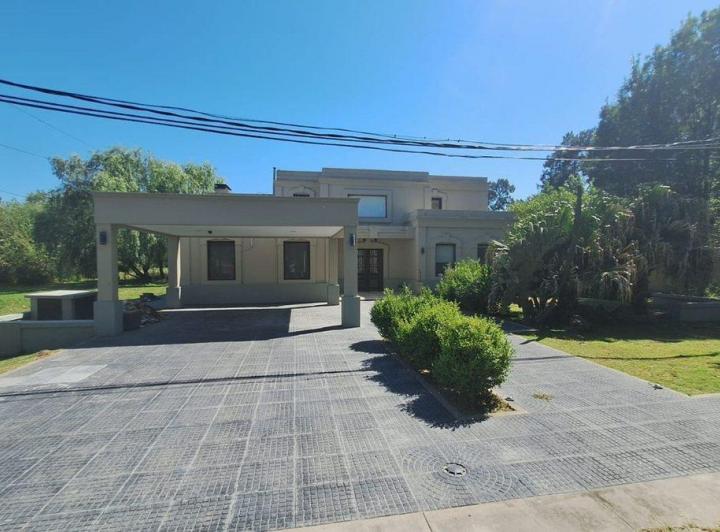 Casa · 305m² · 6 Ambientes · 2 Cocheras