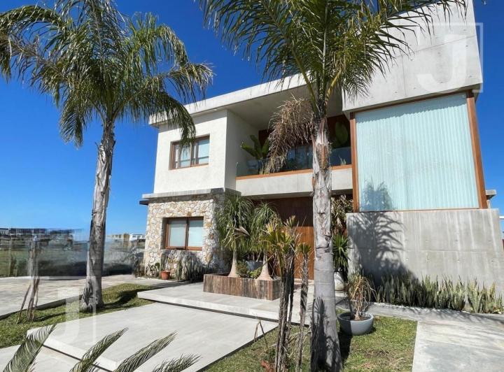 Casa · 300m² · 6 Ambientes · 2 Cocheras