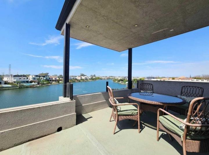 Casa · 350m² · 6 Ambientes · 1 Cochera
