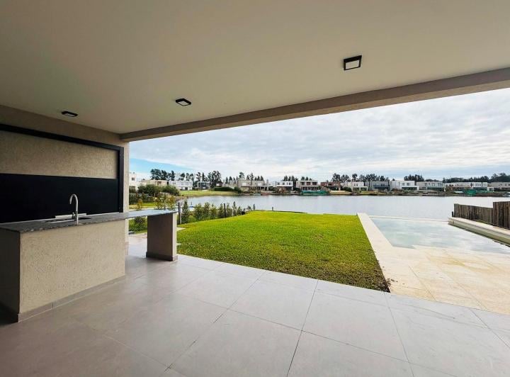 Casa · 240m² · 6 Ambientes · 3 Cocheras
