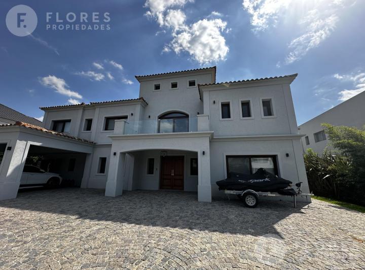 Casa · 483m² · 9 Ambientes · 2 Cocheras