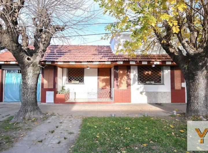 Casa · 160m² · 4 Ambientes · 3 Cocheras