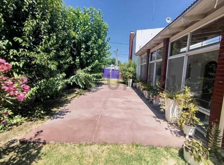 Casa · 70m² · 4 Ambientes · 3 Cocheras