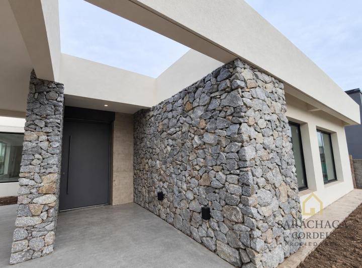Casa · 180m² · 4 Ambientes · 2 Cocheras