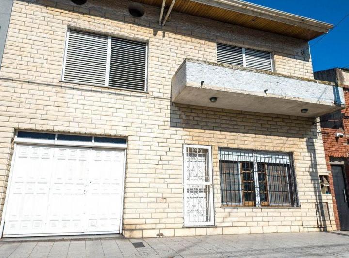 Casa · 230m² · 4 Ambientes · 2 Cocheras