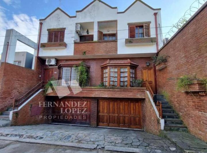 Casa · 214m² · 5 Ambientes · 2 Cocheras