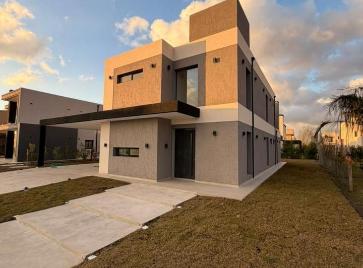 Casa · 210m² · 4 Ambientes · 6 Cocheras