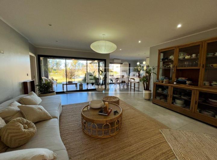 Casa · 185m² · 4 Ambientes · 2 Cocheras