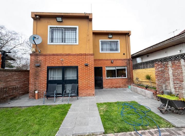 Casa · 196m² · 4 Ambientes · 2 Cocheras