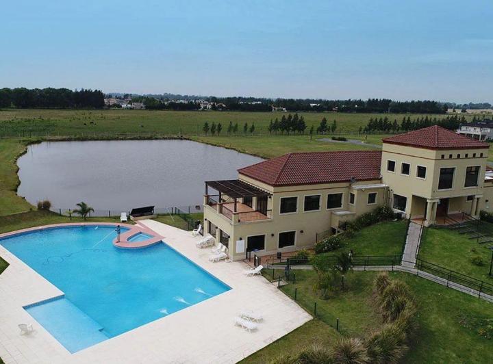 Casa · 180m² · 4 Ambientes · 2 Cocheras