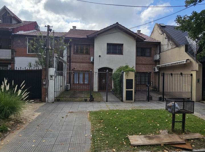 Casa · 130m² · 4 Ambientes · 1 Cochera