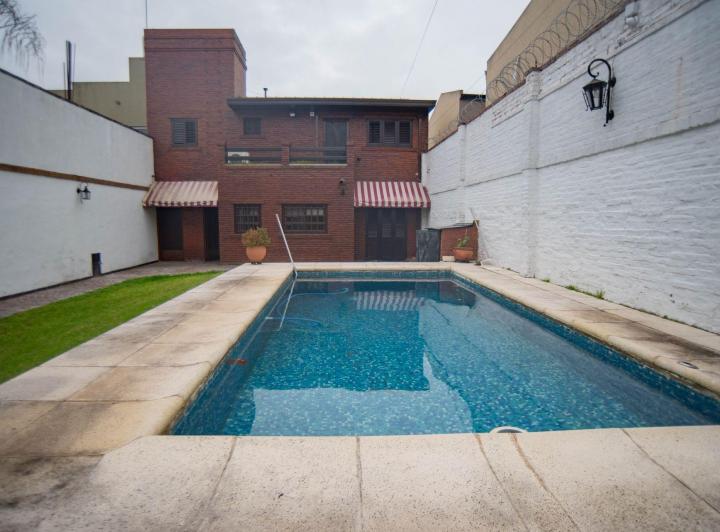 Casa · 240m² · 4 Ambientes · 2 Cocheras