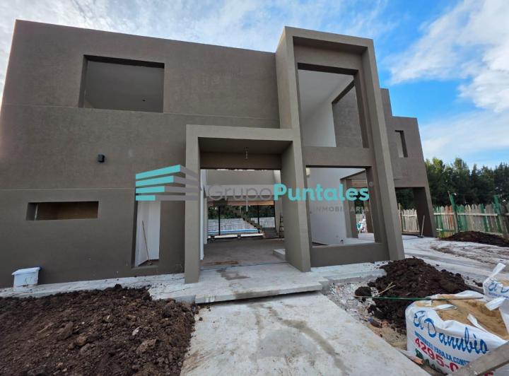 Casa · 174m² · 4 Ambientes · 2 Cocheras
