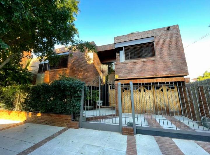 Casa · 200m² · 5 Ambientes · 1 Cochera
