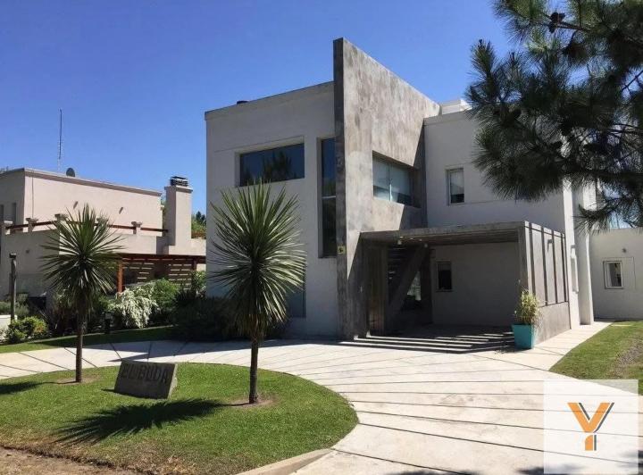 Casa · 250m² · 4 Ambientes · 1 Cochera