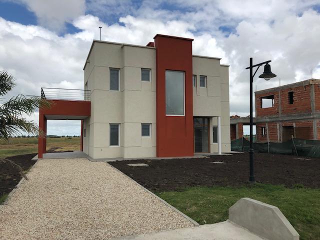 Casa · 210m² · 3 Dormitorios · 2 Cocheras