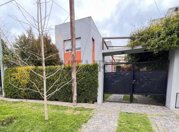 Casa · 82m² · 4 Ambientes · 1 Cochera