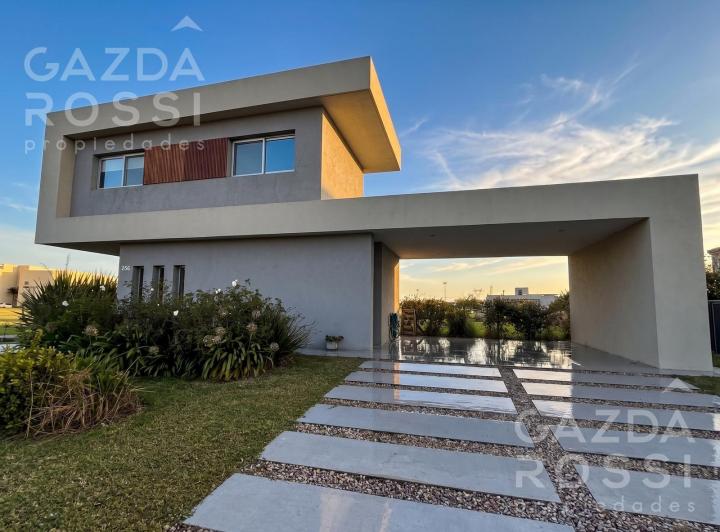 Casa · 228m² · 4 Ambientes · 4 Cocheras