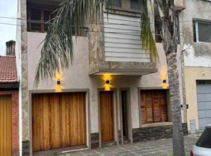 Casa · 220m² · 5 Ambientes · 1 Cochera